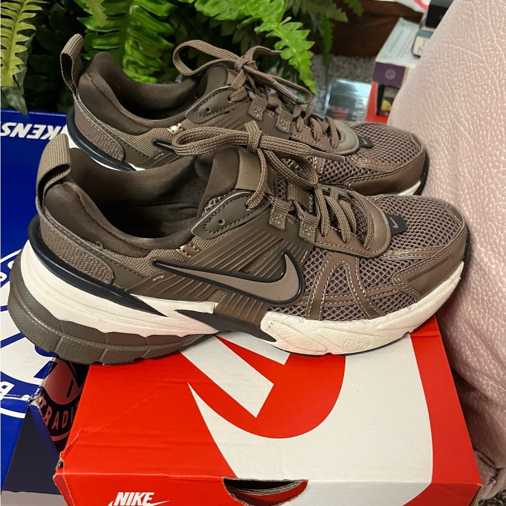 Barely worn Nike Brown and white sneakers - Picture 9 of 11